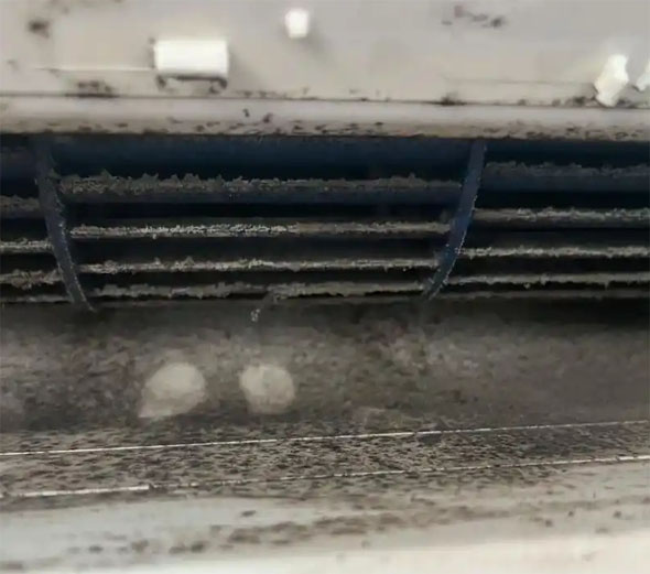 解放空调吹的风有股烧焦味是怎么回事